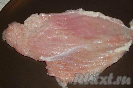 Берем куриное филе и слегка его отбиваем молоточком.