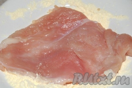 Обваливаем куриное филе в кукурузной муке.