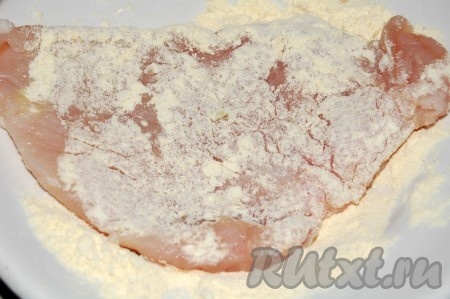 Обваливаем куриное филе в кукурузной муке.