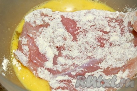 Затем тщательно обмакиваем во взбитом яйце.