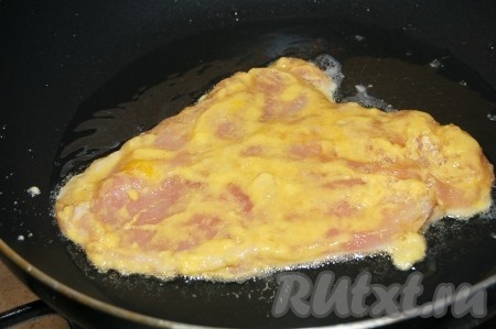 Процесс панирования повторяем два раза, то есть, обваливаем филе в муке и яйце, а потом ещё раз обмакиваем куриное филе в муку и яйцо. Затем отправляем наше филе на сковородку, в раскаленное  масло.