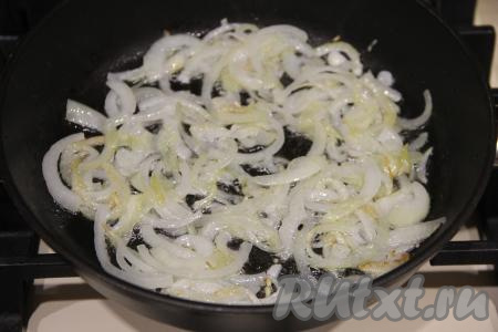 Обжарить лук на среднем огне, иногда помешивая, до золотистого цвета, затем огонь выключить. Дать обжаренному луку остыть.