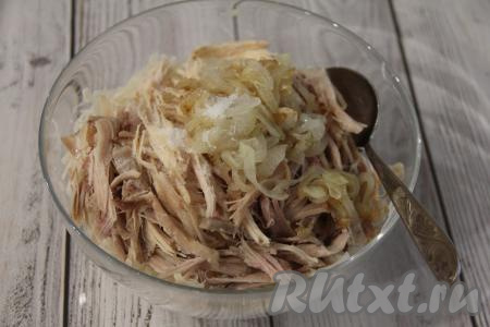 Соединить в салатнике натёртую чёрную редьку, мясо и жареный лук, посолить по вкусу и перемешать салат. Заправлять его майонезом нужно непосредственно перед подачей.