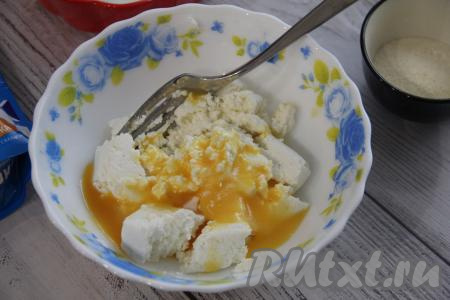 В достаточно глубокой миске соединить творог, яйцо и соду.