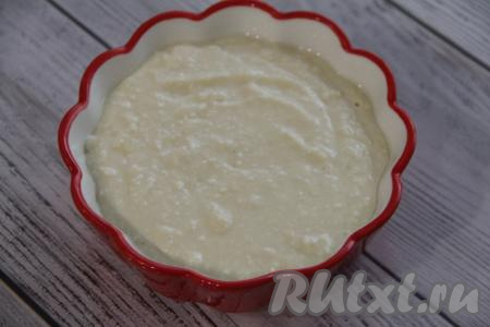 Форму для выпечки (у меня форма диаметром 14 сантиметров) смазать сливочным маслом. В подготовленную форму выложить творожную массу и поставить в разогретую духовку.