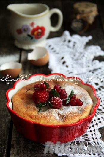 Выпекать при температуре 180 градусов минут 30 (до приятного золотистого цвета). Творожную запеканку, приготовленную с манкой и сгущёнкой, подать в тёплом виде. Я перед подачей присыпала выпечку сахарной пудрой и украсила ягодами, а можно полить сметаной.