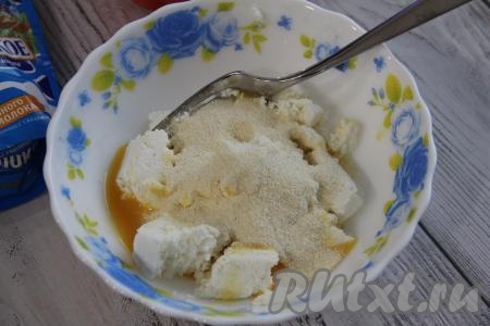 Сразу же всыпать манку. Перемешать творожную массу вилкой.