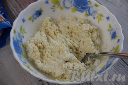 Масса получится комковатой и густой.