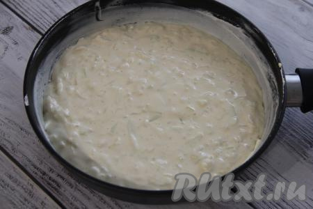 Выложить тесто в сковороду, разровнять ложкой.