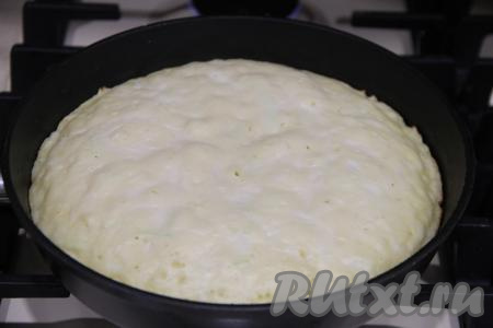 Накрыть сковороду крышкой и поставить на медленный огонь. Выпекать ленивый пирог минут 15-20 (поверхность пирога должна стать не липкой).