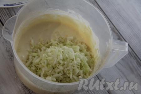 Добавить в тесто нарезанную капусту, перемешать тесто для пирога.