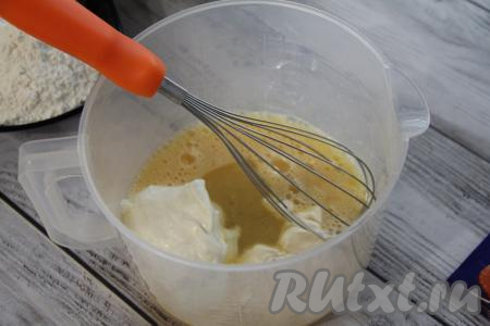 Добавить сметану, майонез и 2 столовых ложки растительного масла.