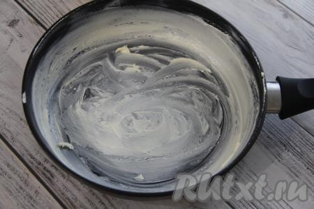 Сковороду (я взяла сковороду с высокими бортиками диаметром 22 сантиметров) смазать сливочным (или растительным) маслом.