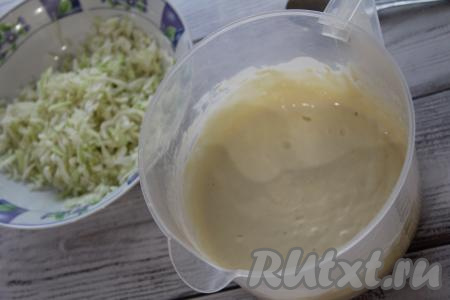 Перемешать до однородного состояния, тесто получится в меру густым.