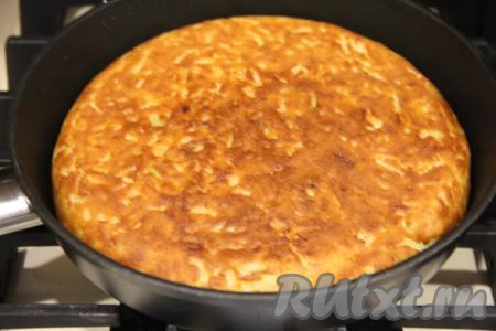 Затем аккуратно перевернуть пирог на вторую сторону (для того чтобы легче было перевернуть пирог, можно перевернуть его вначале со сковороды на тарелку, а затем вернуть на сковороду) и выпекать с другой стороны ещё минут 10. Пирог должен покрыться красивой золотистой корочкой.