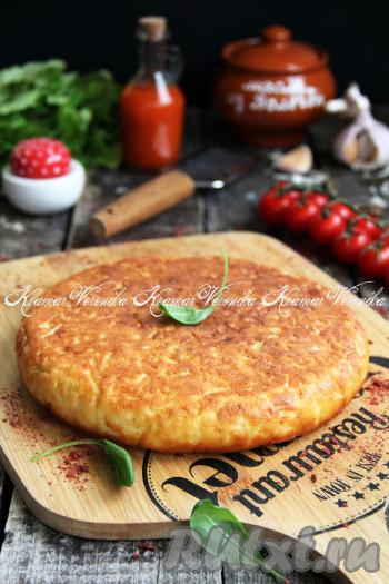 Готовый нежный, воздушный пирог с капустой переложить со сковороды на тарелку и подать к столу. Такой ленивый пирог вкусен и в горячем, и в холодном виде.