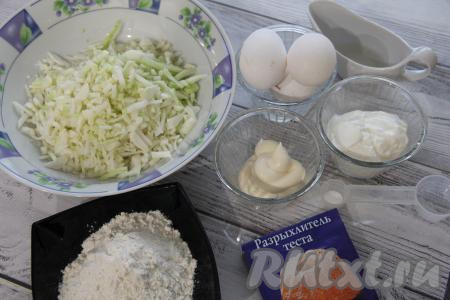 Подготовить продукты для приготовления на сковороде ленивого пирога с капустой. Капусту мелко нарезать. У меня капуста не молодая, я её дополнительно хорошо помяла руками.