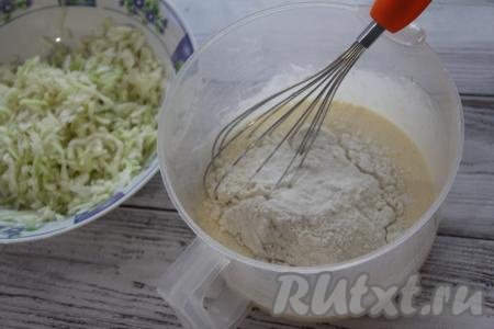 Перемешать массу до однородности, после этого всыпать муку и разрыхлитель.