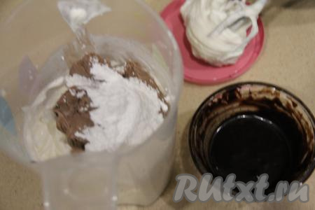 Во взбитые сливки добавить творожный сыр, 3 столовых ложки сахара, часть шоколадно-сливочной смеси, взбить миксером до однородности. Затем влить оставшуюся шоколадно-сливочную смесь, взбить миксером до однородности.