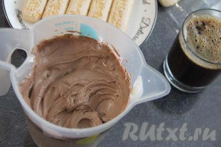 В результате взбивания у нас получится однородный шоколадный крем. Заварить крепкий кофе (я в 200 миллилитров кипятка всыпаю 1 столовую ложку растворимого кофе и перемешиваю), добавить в него 2 столовых ложки сахара, перемешать и оставить остывать.