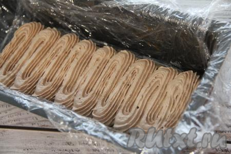 Часть шоколадного крема нанести столовой ложкой (или с помощью кулинарного мешка) поверх савоярди.