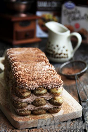 Нанести оставшийся шоколадный крем поверх тирамису и десерт готов. Я перед подачей ещё щедро присыпала его какао.