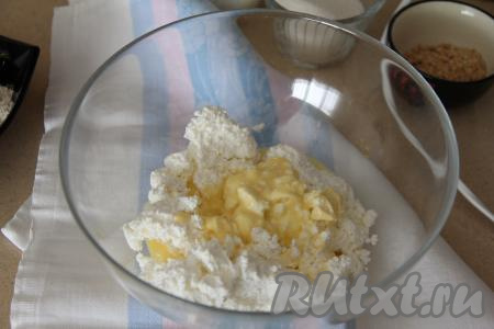 Соединить в объёмной миске творог и мягкое сливочное масло.