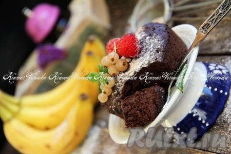 Бананово-шоколадный кекс, приготовленный в микроволновке, получился очень нежным, с мелкопористой текстурой теста, слегка влажноватым. 