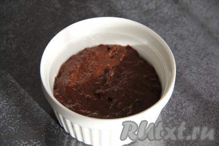 Выложить тесто в форму (или кружку), пригодную для приготовления в микроволной печи. Чтобы выпечку было проще достать из формы, можно перед выкладыванием теста смазать форму внутри растительным маслом, но я этого не делала.