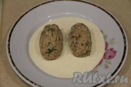 Манку высыпать в миску. Из фарша сформировать крокеты (котлетки) и обвалять их в манке со всех сторон. Всего у меня получилось 13 рыбных крокетов.