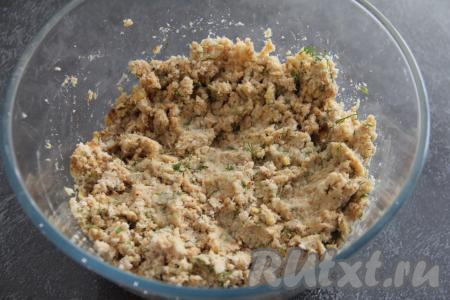 Перемешать рыбный фарш. Он получится пластичным.