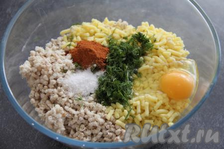 Соединить в миске рыбный фарш, картошку, паприку, соль и сырое яйцо. Зелень промыть водой, мелко нарезать и добавить к фаршу.