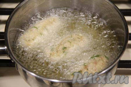 Растительное масло хорошо разогреть, масла не жалейте, крокеты должны обжариваться в большом количестве масла (во фритюре). Аккуратно выложить крокеты во фритюр (масло горячее, так что будьте особенно внимательны).