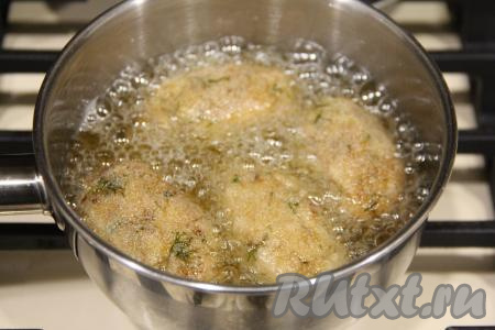 Готовить крокеты в масле до лёгкого золотистого цвета со всех сторон (примерно 5 минут).