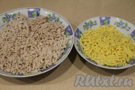 Картошку почистить и сварить до готовности (обычно картошка отваривается в течение 20-25 минут), остудить. Пропустить через мясорубку 500 грамм подготовленной варёной рыбы и 250 грамм отварной картошки.