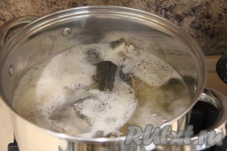 Варить рыбу с момента закипания 15 минут. Затем откинуть на дуршлаг и слегка остудить.