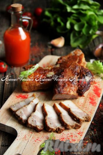 Грудинке, приготовленной в пиве с соевым соусом на сковороде, дать немного остыть, переложить на кусок фольги. Завернуть в фольгу и отправить в холодильник на ночь. А затем вкусную, нежнейшую свиную грудинку нарезать на ломтики и подать к столу.