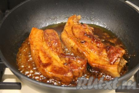 Грудинка приобретёт глянцевый оттенок, напоминающий глазурь.