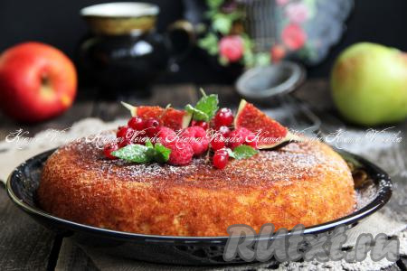 Выпекать манник с яблоками примерно 15-20 минут (поверхность пирога должна стать сухой). Затем перевернуть манник (можно вначале перевернуть его на плоскую тарелку, а затем вернуть на сковороду), выпекать с другой стороны ещё минут 7. Готовый аппетитный, очень вкусный и ароматный манник с яблоками переложить на тарелку и подать к чаю, нарезав на кусочки.