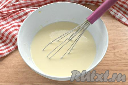 Постепенно, не переставая перемешивать, вливаем всё горячее молоко. Тесто для блинов должно получиться не слишком жидким.