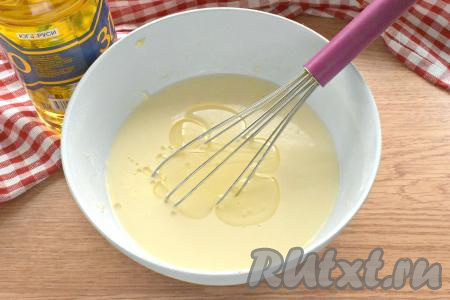 В блинное тесто сразу добавляем растительное масло, перемешиваем и оставляем тесто "в покое" на 20-30 минут.