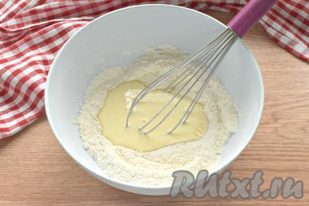 Смесь из яйца и сметаны переливаем в смесь муки, сахара и соли, перемешиваем венчиком.