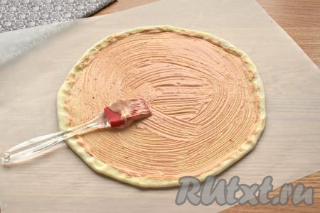 Майонез смешиваем с томатной пастой (или кетчупом). Получившимся соусом смазыванием основание для пиццы.