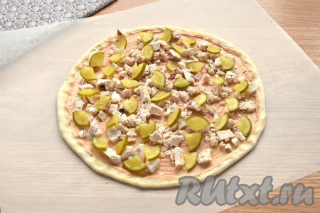 Солёный огурчик нарезаем на тонкие маленькие ломтики. Раскладываем огурец между кусочками курицы.