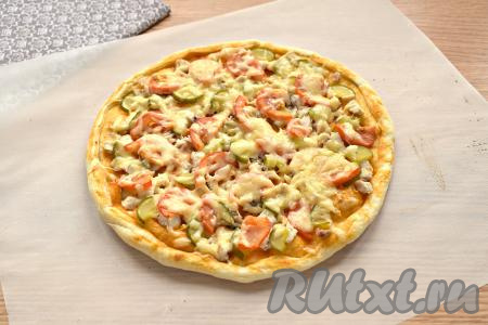 Ставим пиццу в разогретую до 180 градусов духовку на 25 минут.