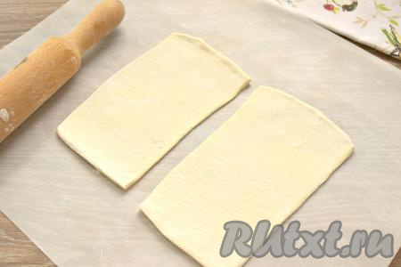 Присыпаем поверхность мукой и раскатываем в одном направлении каждую квадратную заготовку в прямоугольник.