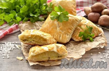 Слойки с картошкой получаются вкусными, сытными, даём им немного остыть и подаём к столу. Угощайтесь!