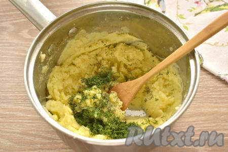 В получившееся картофельное пюре добавляем измельчённый укроп и перчим по вкусу, перемешиваем, даём остыть и картофельная начинка для слоек готова.