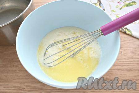 В ковшике (или кастрюльке) разогреваем молоко, приблизительно, до 60 градусов. В горячее молоко перекладываем сливочное масло, нарезанное на кусочки, перемешиваем. Буквально через пару минут масло растает в горячем молоке. Молоко с растворённым маслом переливаем в яичную смесь, перемешиваем венчиком до однородности.
