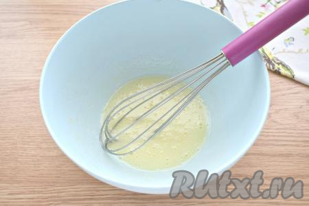 Содержимое миски взбиваем венчиком так, чтобы весь сахар растворился и получилась однородная сладкая смесь.